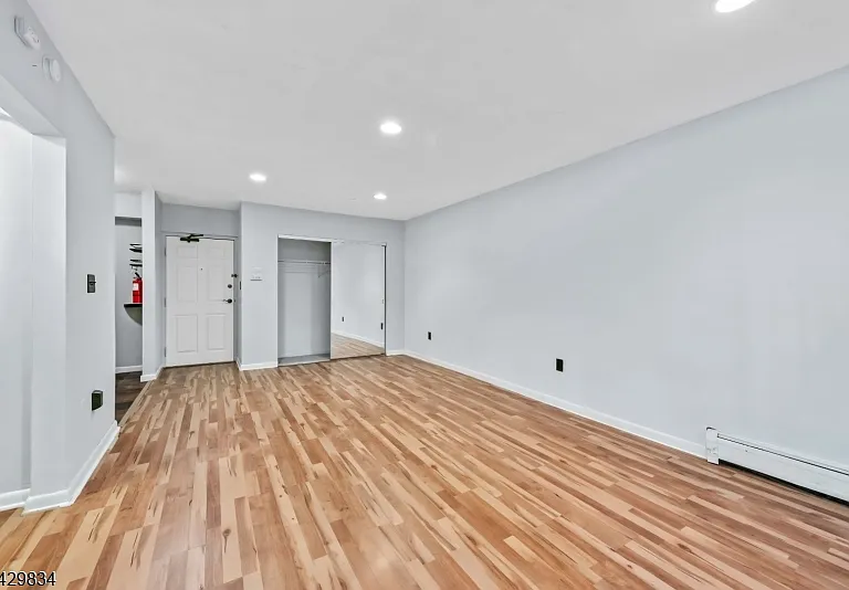 37 Hill St — Photo 2