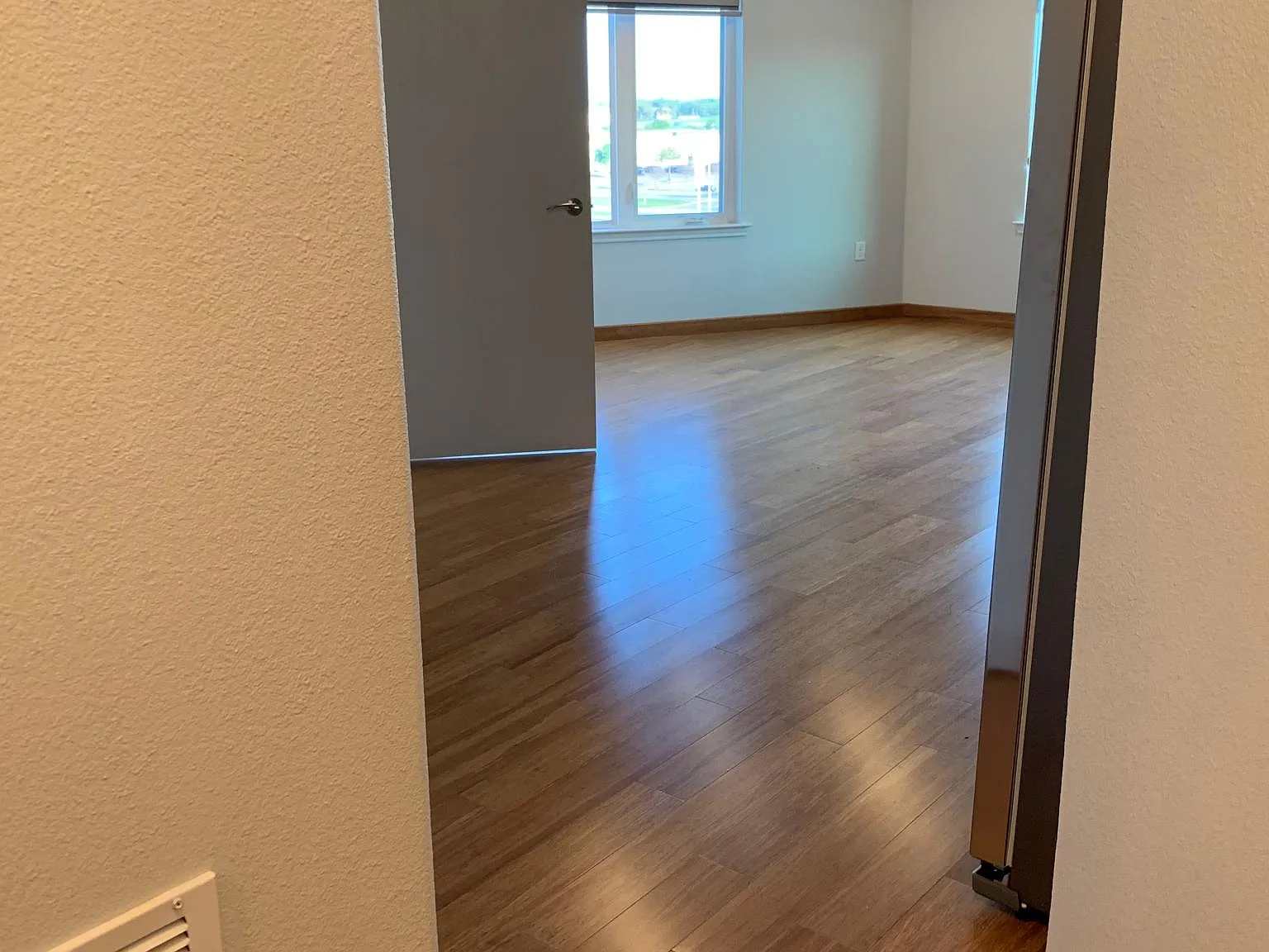 1 bed, 668 sqft, $1,300 — Photo 4