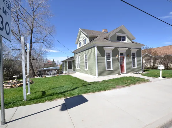 28 S Summit Ave, Newcastle, WY 82701