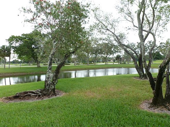 3rd image of 5782 Parkwalk Cir W