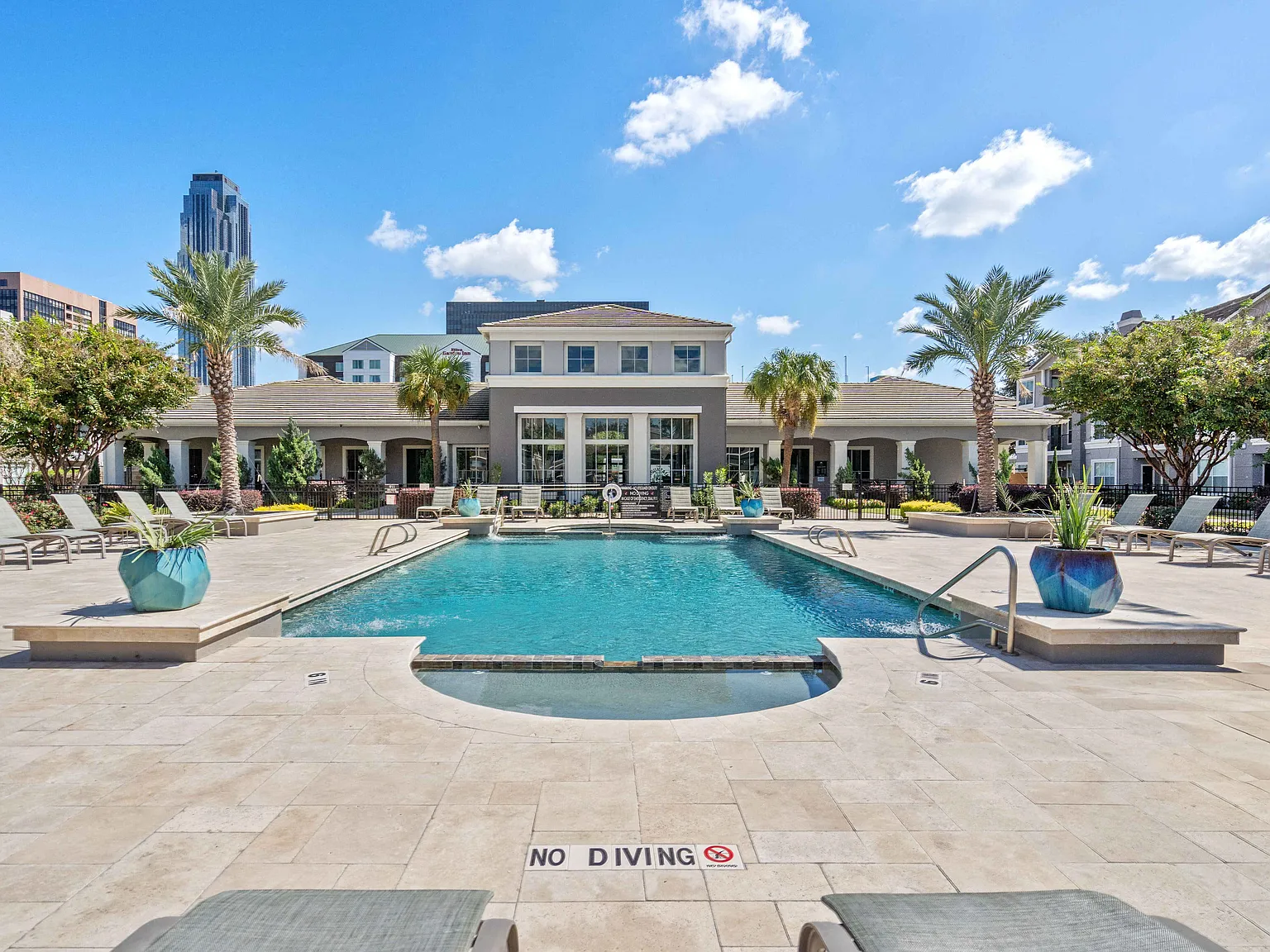 Gables Metropolitan Uptown — Photo 1