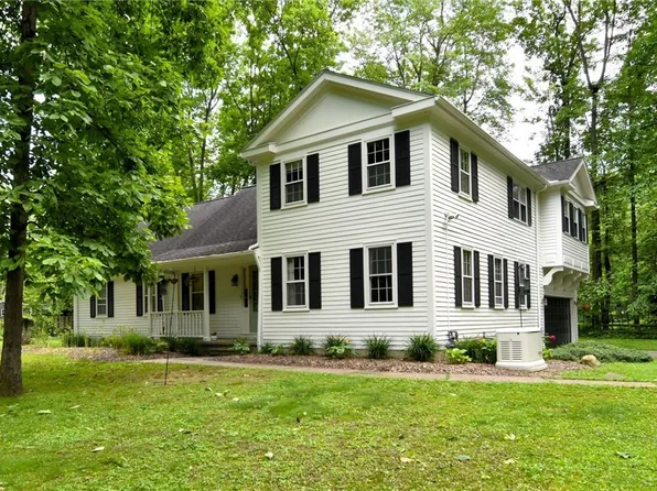 33 Forest Dr, Chagrin Falls, OH 44022