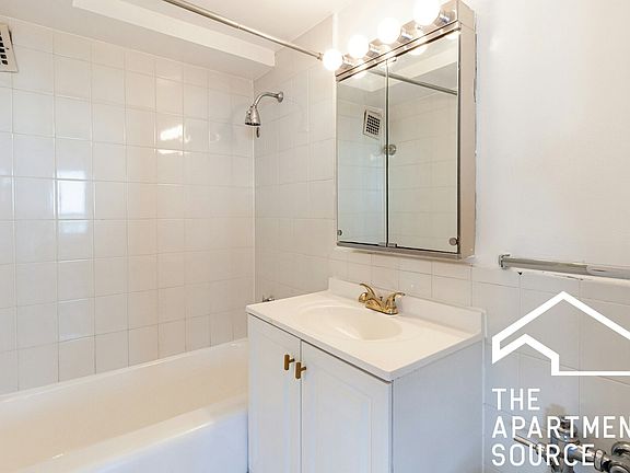 4th image of 4181 N Marine Dr