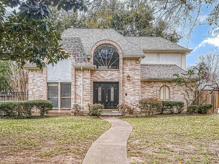 1015 Sugar Lakes Dr — Photo 2