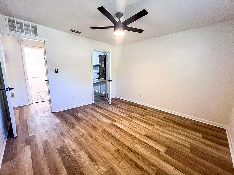 414 SE 8th St #D — Photo 11
