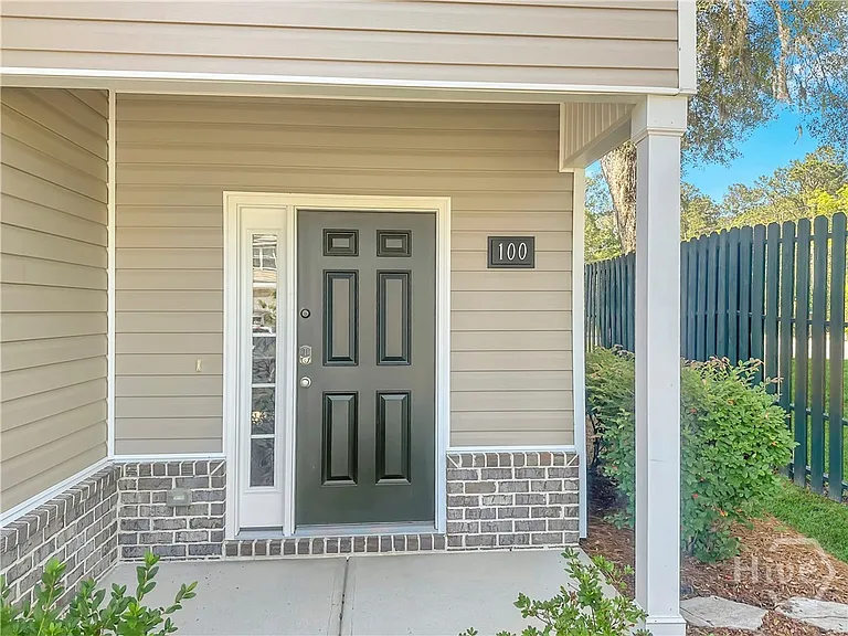 100 Regis Way — Photo 4