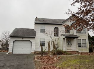 4 Latham Ln, Burlington, NJ 08016