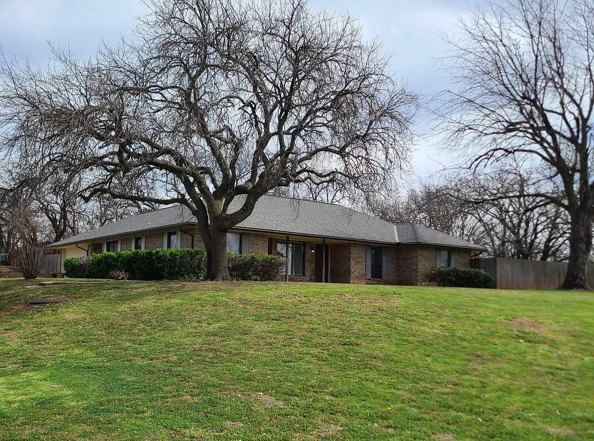 Building Photo - 3418 Robert Dr