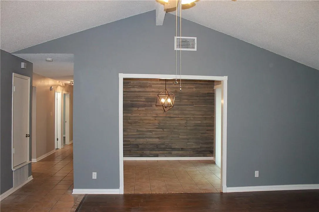 3 bed, 2.0 bath, 1367 sqft, $2,500 — Photo 4