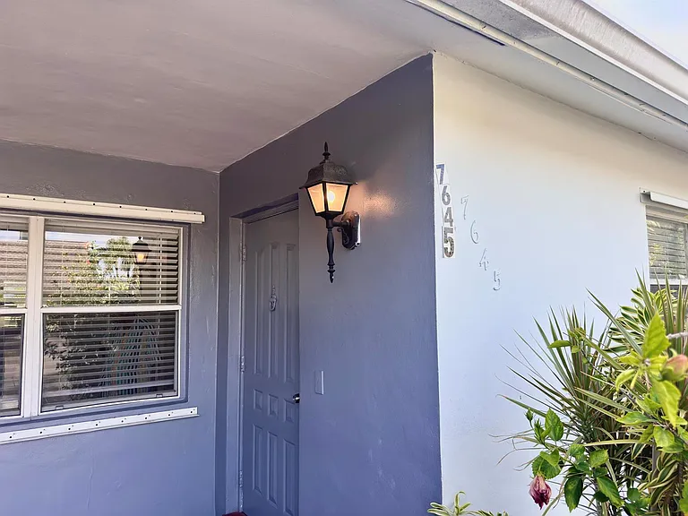 7643 NW 74th Ave — Photo 2