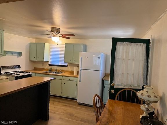 3rd image of 602 Cedar St