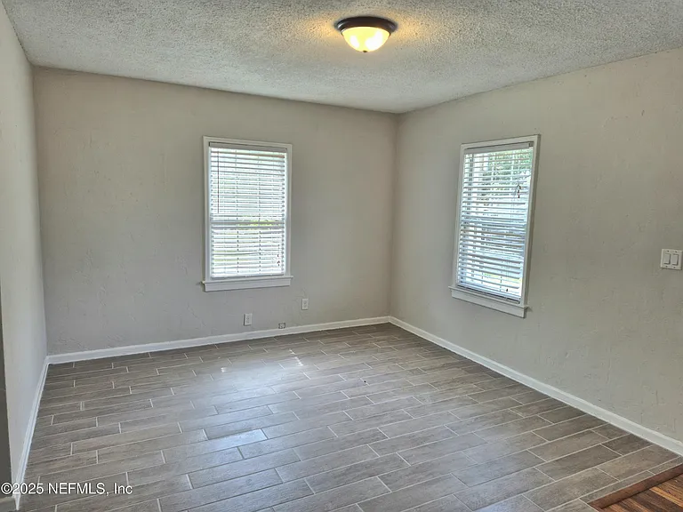 4717 Cambridge Rd — Photo 2