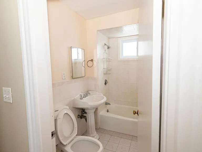 1 Full Bath w/Tub