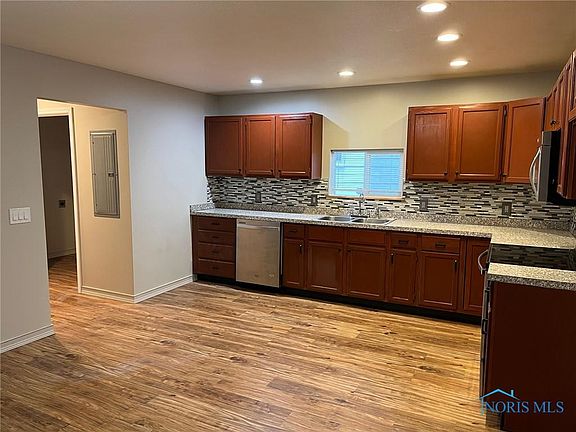 5th image of 4211 Vermaas Ave