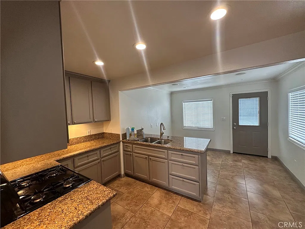 2 bed, 700 sqft, $2,500 — Photo 4