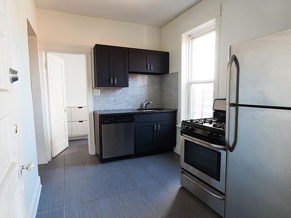 4th image of 2501 N Sacramento Ave Unit 1