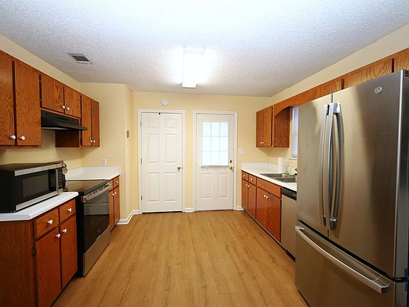 3rd image of 1727 Largo Cir