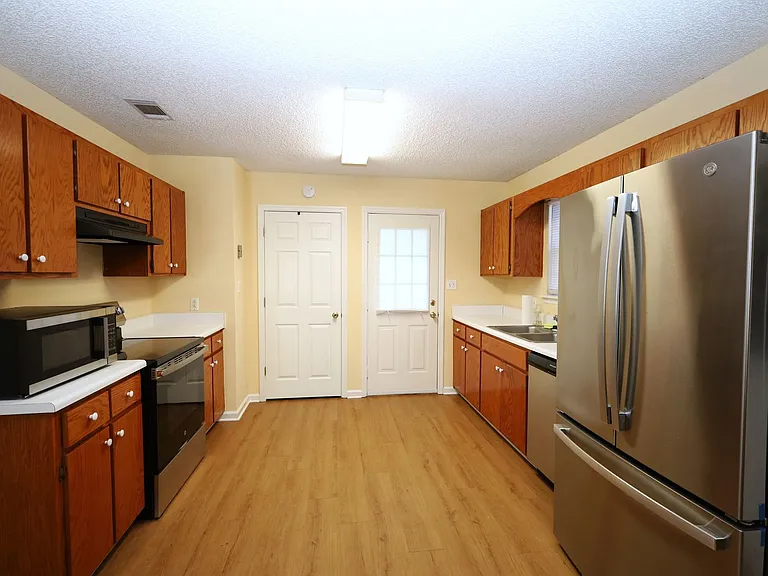 1727 Largo Cir — Photo 3