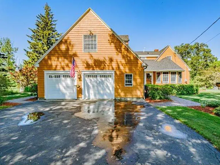 398 Falmouth Rd — Photo 10