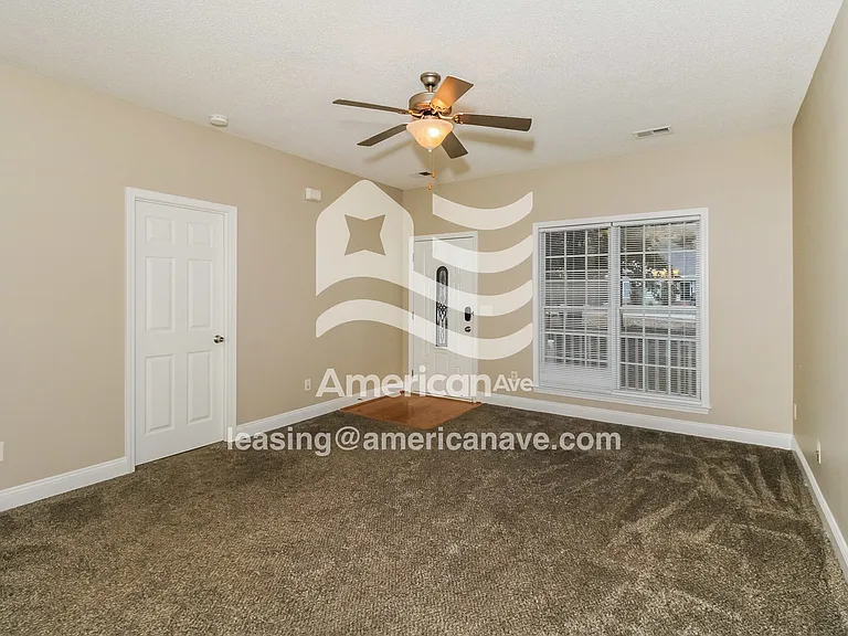 1285948_003_living_room_12834599.jpg