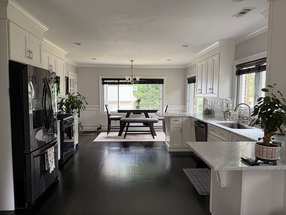 Kitchen & Dining