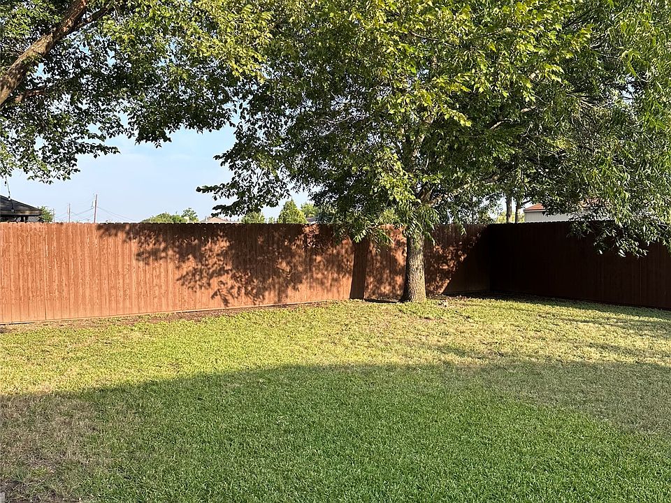 2nd image of 925 Woodcrest Dr