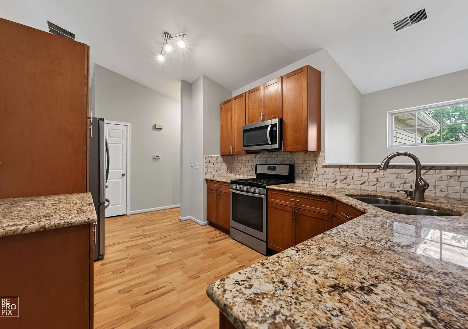 3 Bedroom Home in Streamwood! — Photo 3