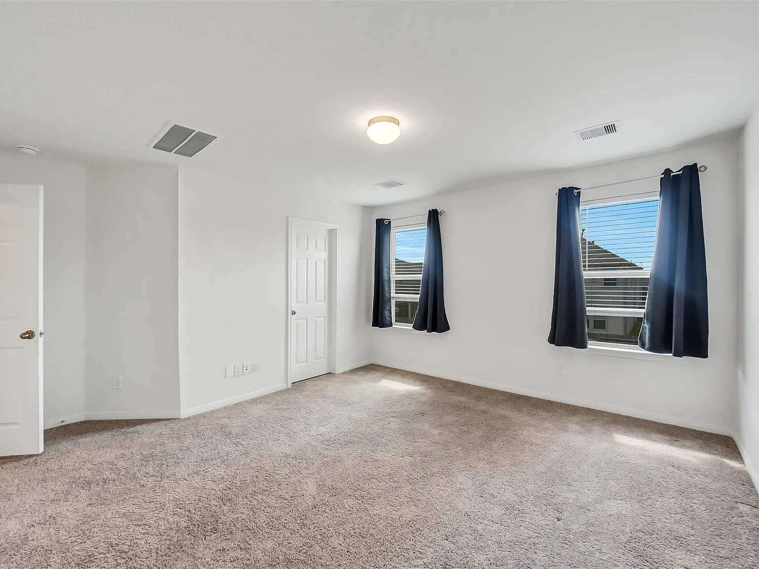 3 bed, 2.5 bath, 1904 sqft, $2,400 — Photo 3