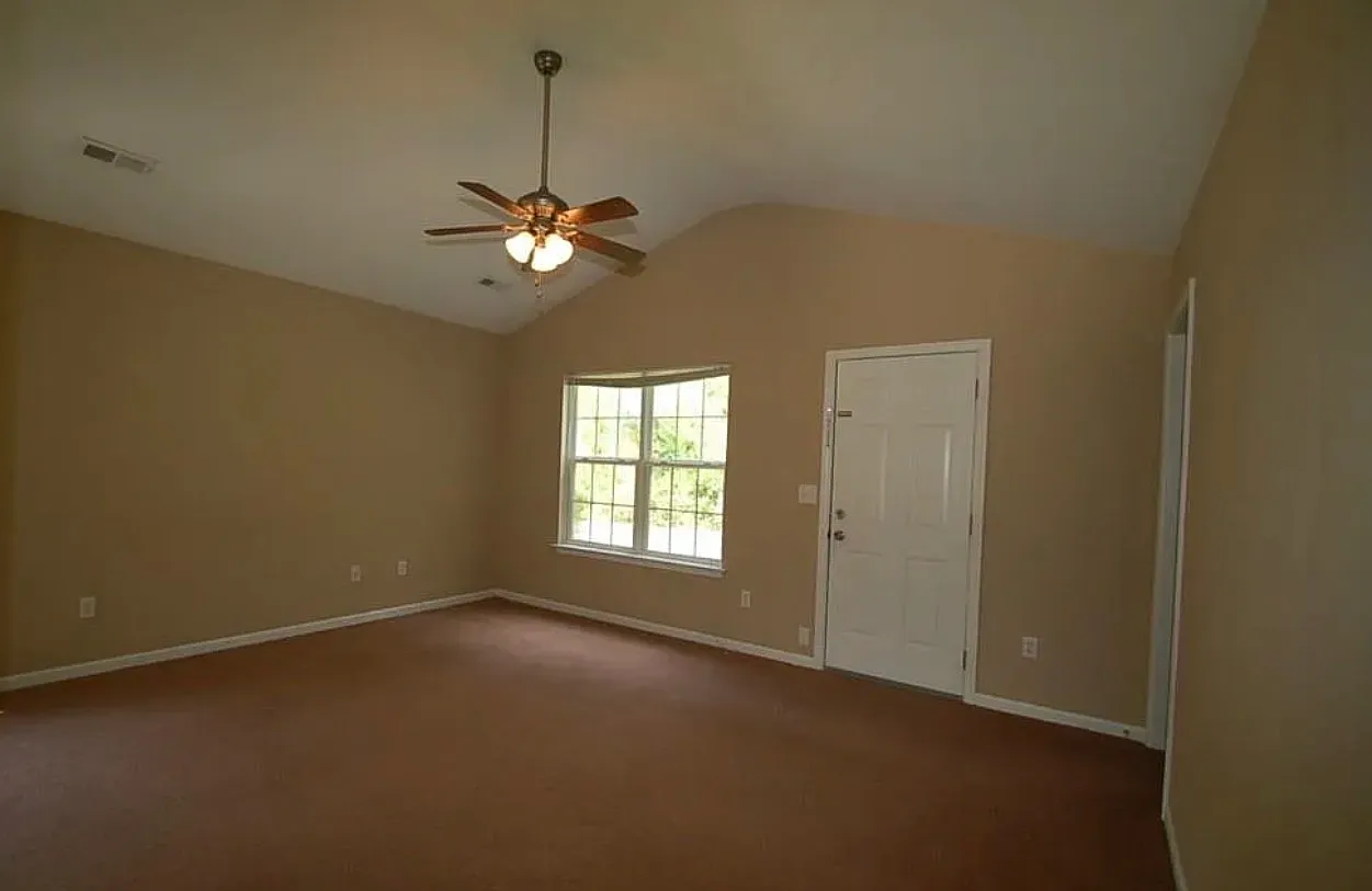 3 bed, 1055 sqft, $1,895 — Photo 3
