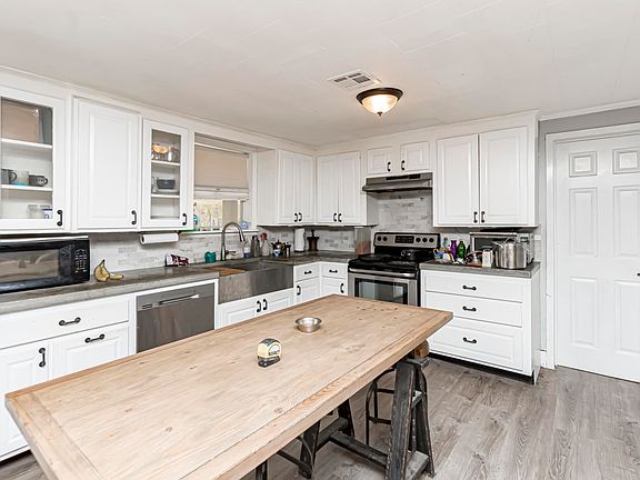 3rd image of 6111 Bentley Dr