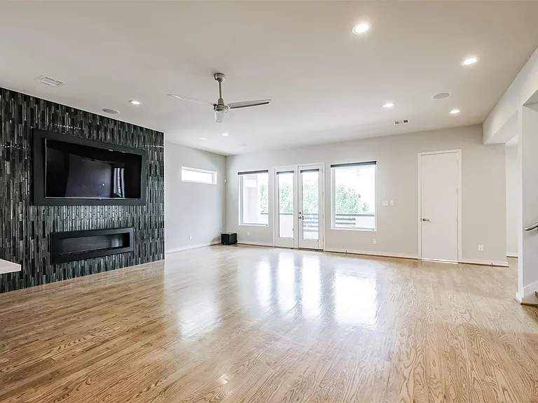 711 W Clay St — Photo 13