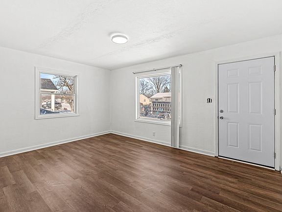 3rd image of 121 N Edison Ave