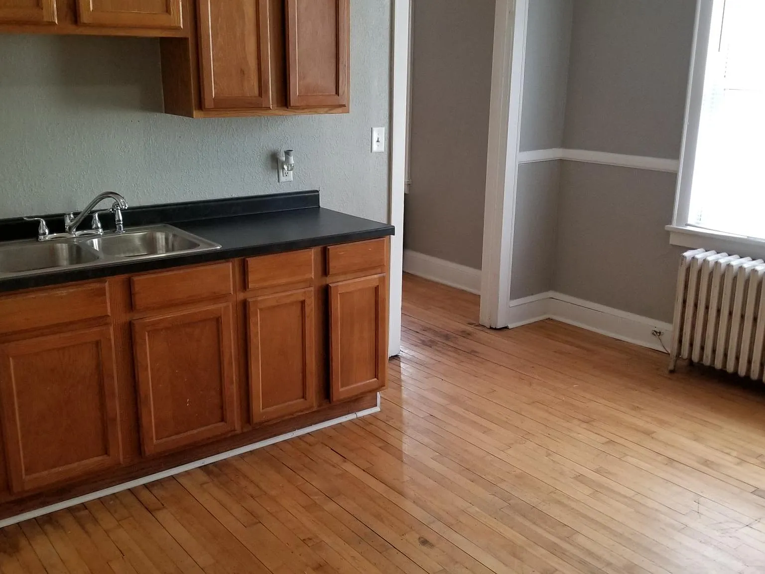 3 bed, 1100 sqft, $1,600 — Photo 1