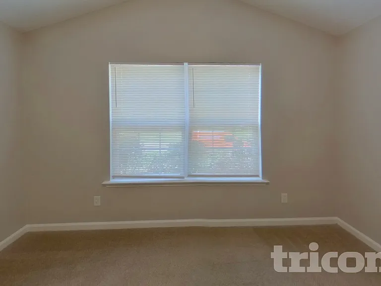 562 Chisolm Way — Photo 7