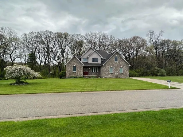3700 Marie Meadows Dr, White Lake, MI 48383