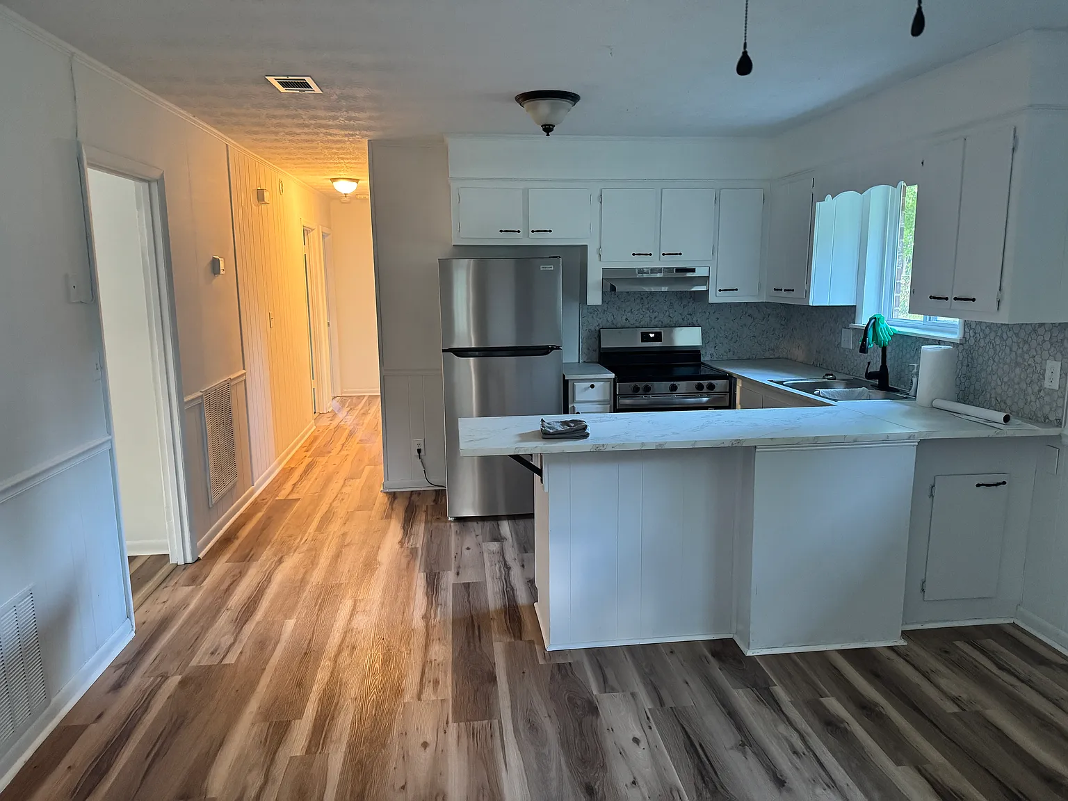 3 bed, 1.5 bath, 1236 sqft, $1,600 — Photo 2
