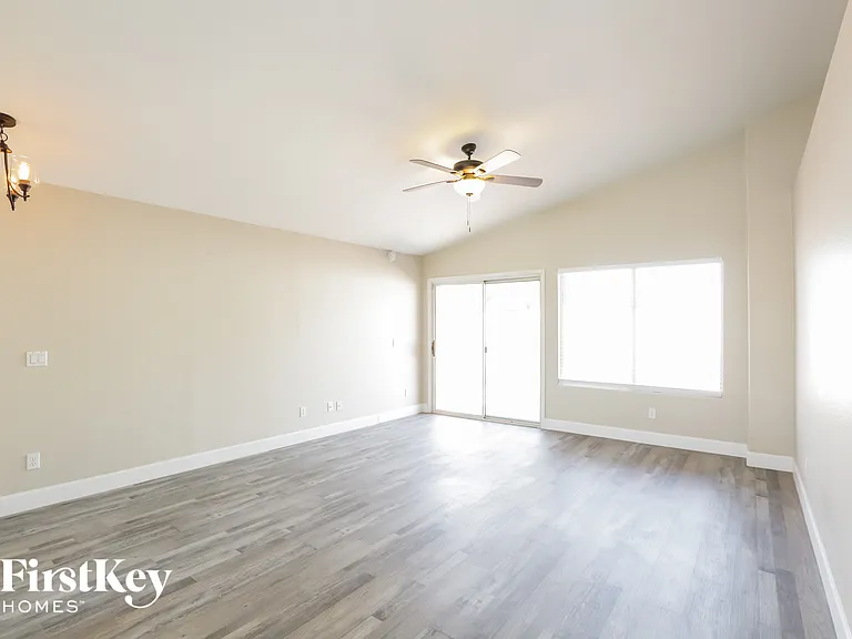 8630 W Shaw Butte Dr — Photo 4