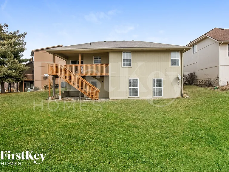 1049 NE Queens Cir — Photo 15