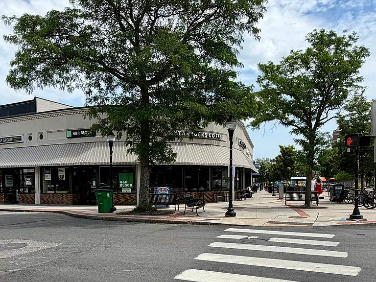 Massachusetts Ave — Photo 16