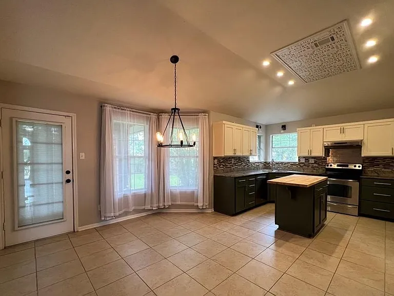 2410 Moonstone Dr — Photo 4