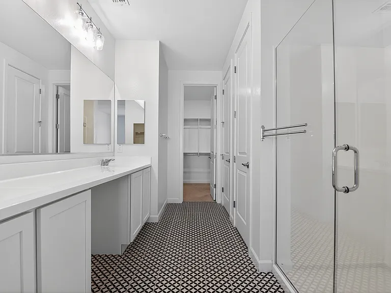 10526 S 56th Ln — Photo 6