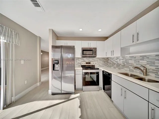 3 bed, 2.5 bath, 1220 sqft, $3,300 — Photo 2