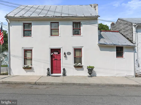 120 S Water St, Charles Town, WV 25414