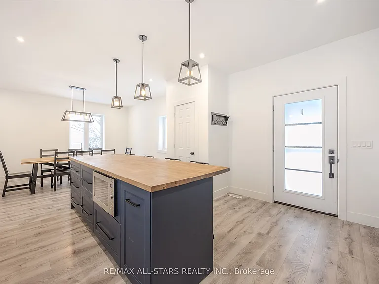 21 Albert St S — Photo 24