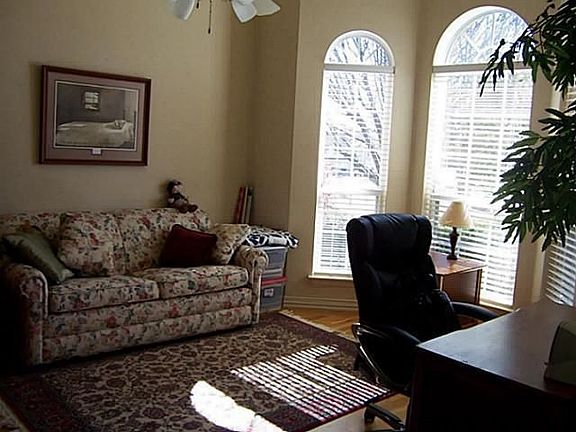 5th image of 145 Thornhill Cir