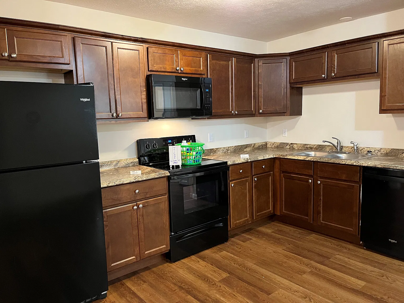 2 bed, $1,090 — Photo 2