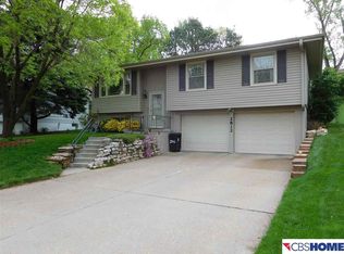 2812 Janan Dr, Bellevue, NE 68005