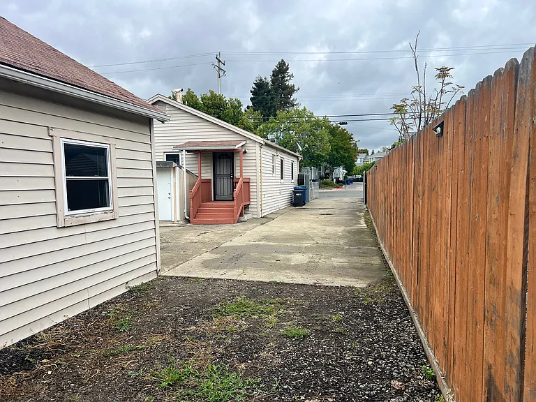 22887 Grand St — Photo 22