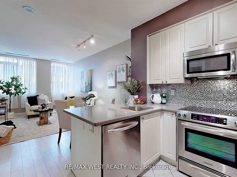 555 Yonge St #604 — Photo 7