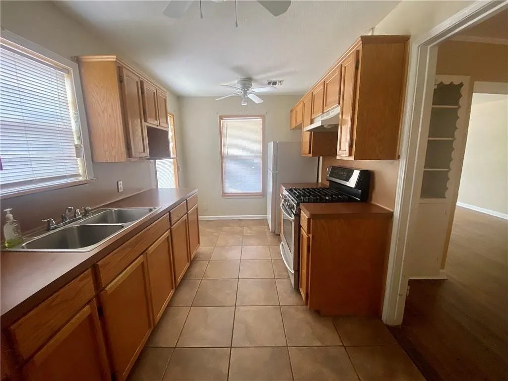 2 bed, 1.0 bath, 1010 sqft, $1,200 — Photo 4